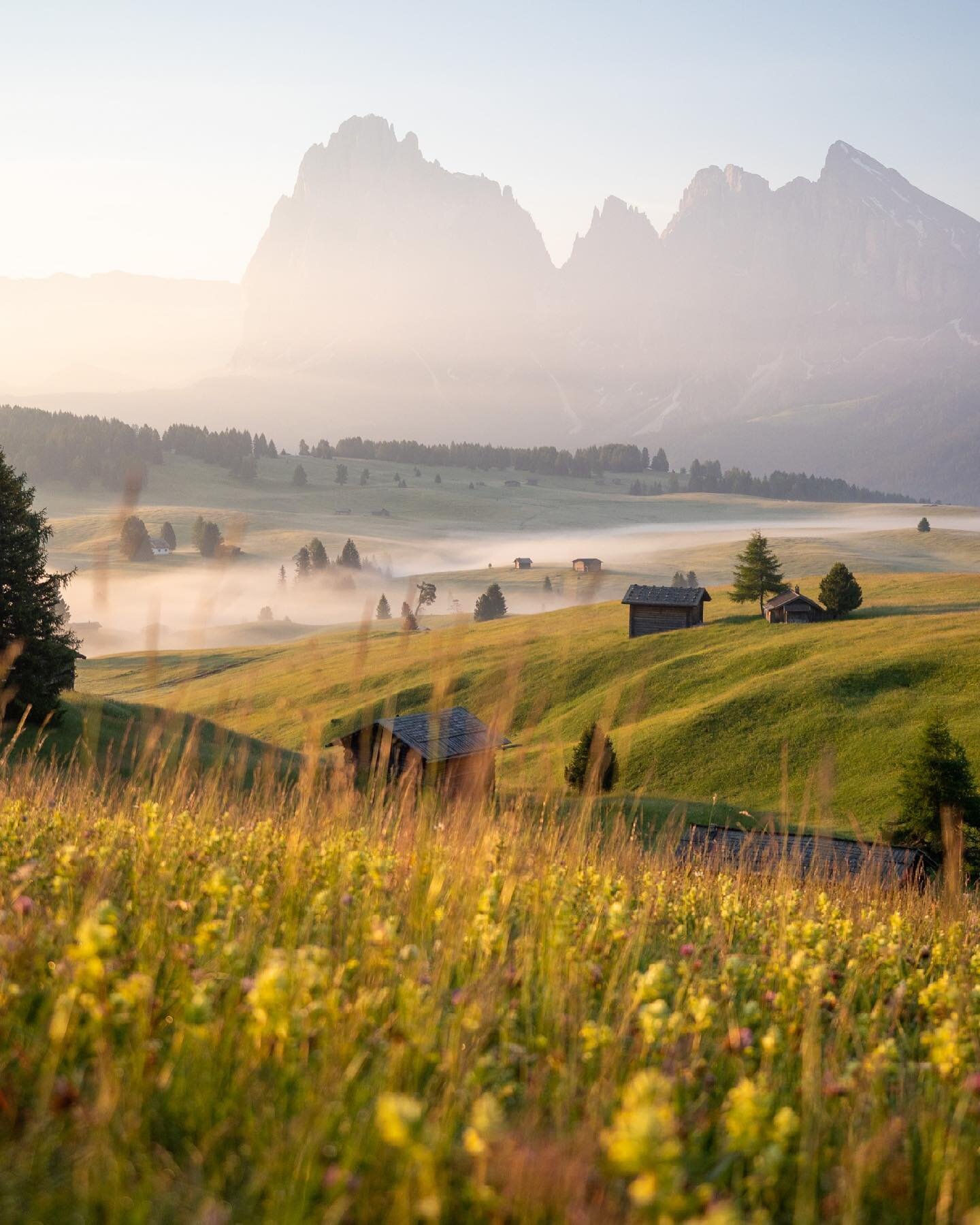 Tips for visiting Alpe di Suisi (Seiser Alm) 🇮🇹
This Dolomite plateau is the largest high-altitude alpine meadow in Europe at 20 square miles (52 square km) with never ending mountain views.
Alpe di Suisi has been on our bucket list for a long ti