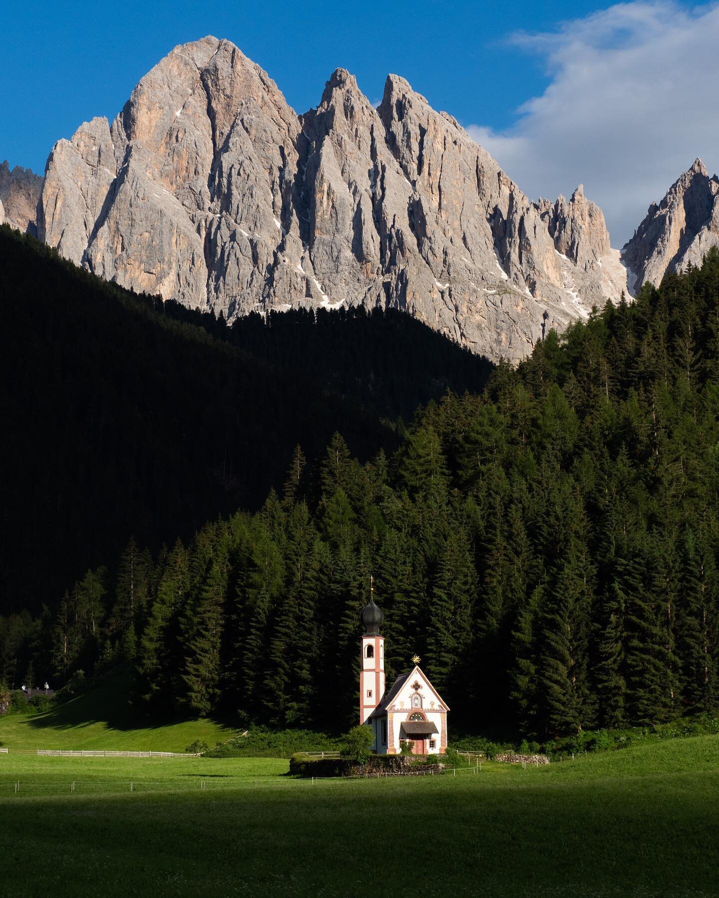 Tips for visiting Val di Funes in the Dolomites 🏔
This beautiful valley has some of the most incredible views in the Dolomites!
✨Aldof Munkel Trail &mdash; a beautiful 5.7 mile loop and one of our favorite hikes. Make sure to bring cash for the pa