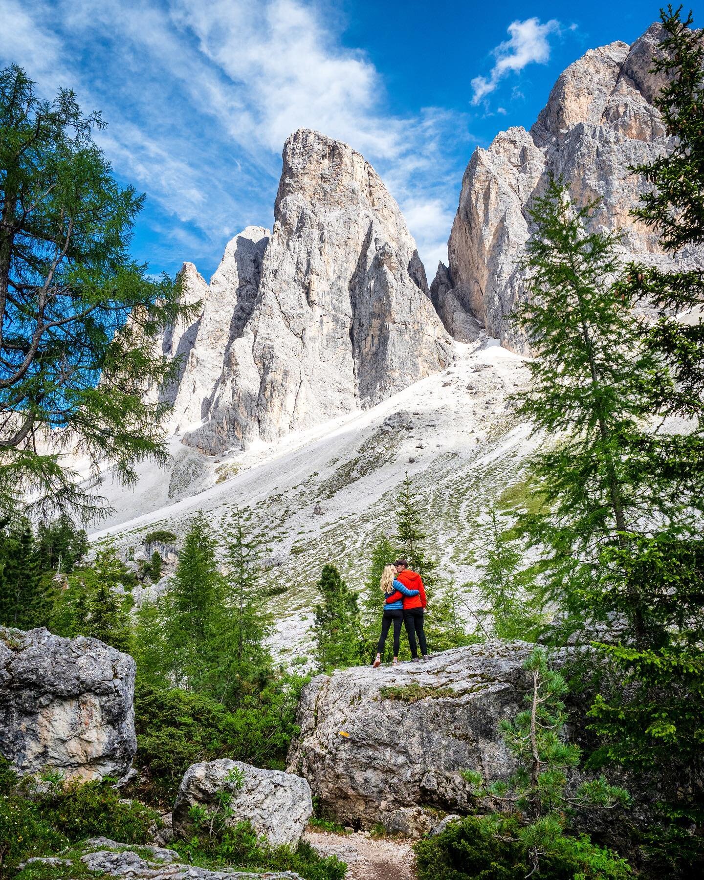 Tips for hiking the Adolf Munkel Trail 🥾
Nestled in the Val di Funes, at the base of the Geisler/Odle Group, the Adolf Munkel Trail was one of our favorite hikes in the Dolomites!
Distance: 6 miles / 9 km (loop)
Elevation: 1200 ft / 350 m
✨Make s
